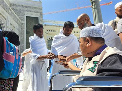 Saat Umroh Ksj Kembali Berbagi Sedekah Di Sekitar Area Masjidil Haram