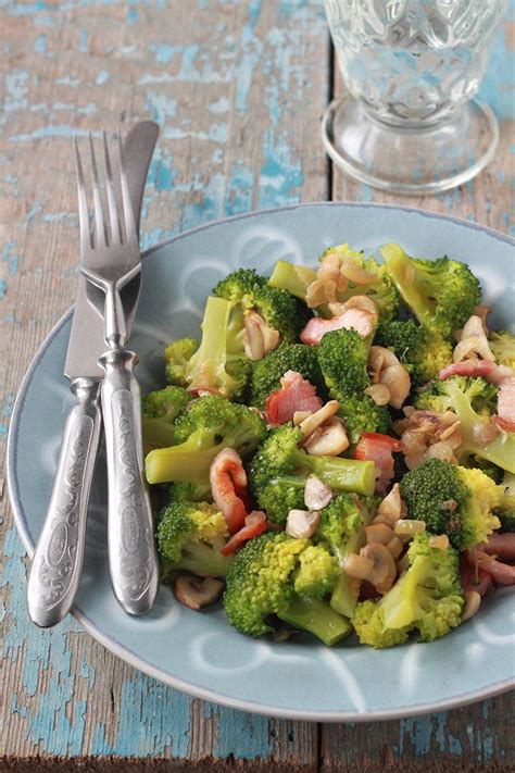 Poêlée de brocolis au lard et champignons Recette