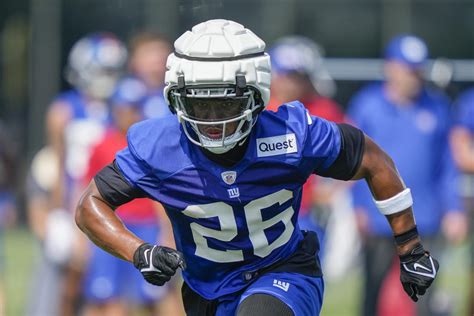 Giants Saquon Barkley Returns To The Field A Day After Signing A 1