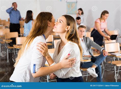 deux filles se saluant par un baiser photo stock image du salutation lifestyle 241713254