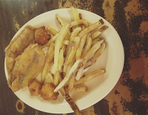 Some say it tastes rather fishy while others just say it serve with lots of lemon. These 7 Restaurants Serve The Best Fried Catfish In Tennessee