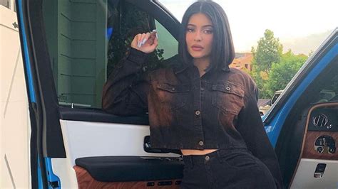 Kylie Jenner Rocks A Neon Bikini In New Throwback Snaps Al Bawaba