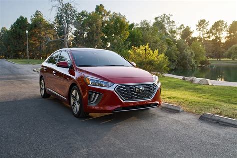 2020 Hyundai Ioniq Hybrid Looks Inward Edmunds