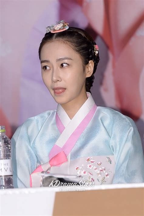 I have always love your roles in dramas, i'll be waiting til you'll be a lead role. Hong Soo Hyun Beautiful in Tradiitonal Hanbok at 'Jang Ok ...