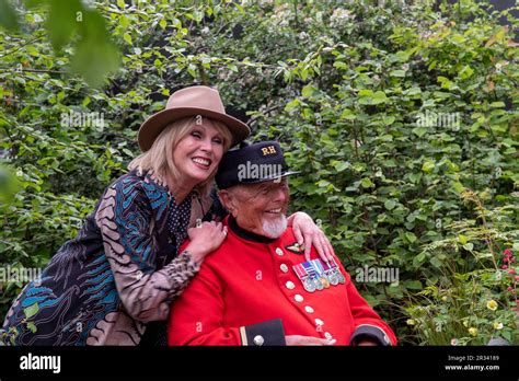 Rhs Chelsea Flower Show 2023 Joanna Lumley With A Chelsea Pensioner On