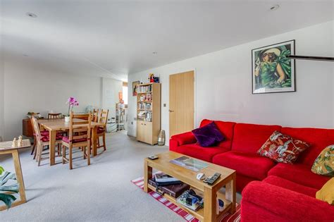 Beauchamp Road London Sw11 2 Bed Apartment £875000