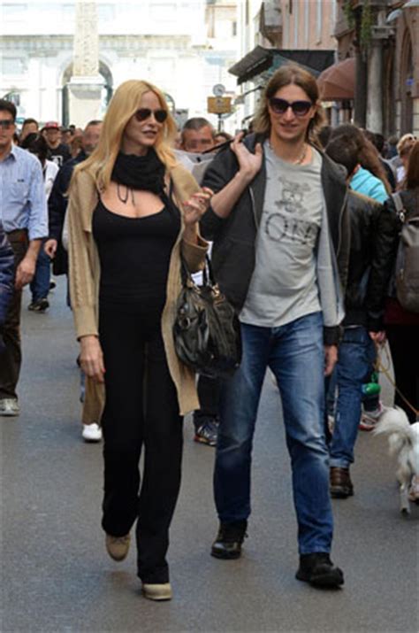 L'attrice si racconta, leggi le risposte. Raffaella Carrà, Vittoria Schisano, Stefania Orlando e ...