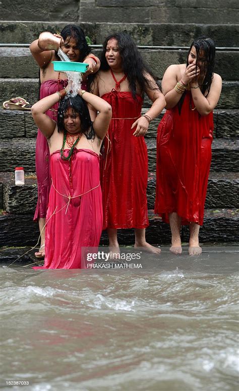 Nepalese Hindu Women Take A Ritual Bath In The Bagmati River During Fotografía De Noticias