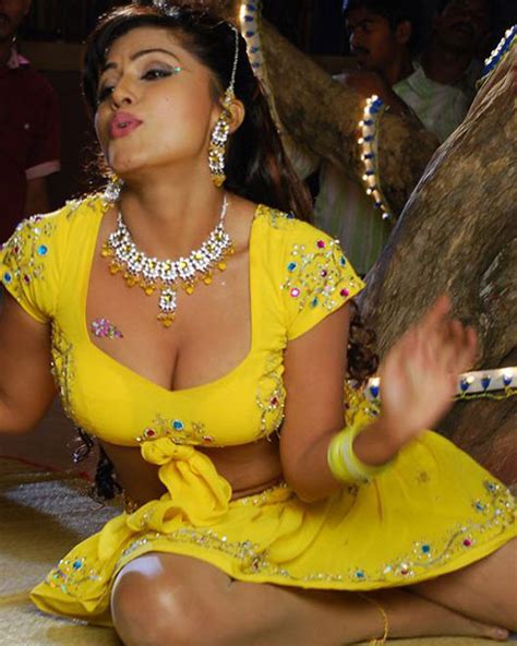 Awesome Actress Photos Aarthi Puri Latest Sexy Cleavage Stills