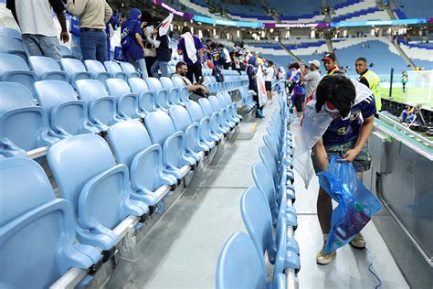 「来た時よりも美しく」 日本人サポーター、スタジアムでの集団ゴミ拾いが始まった日 フットボールゾーン