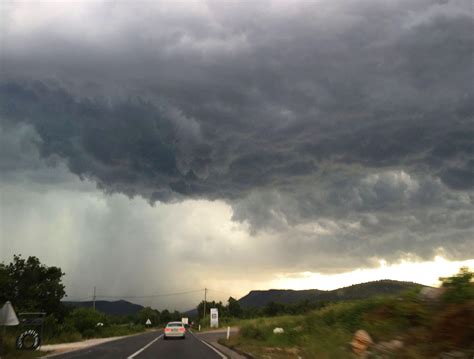 Ciclonul va ajunge vineri în românia şi va aduce ploi deosebit de abundente şi vânt foarte puternic în zona de est a ţării. Un CICLON se întreaptă către România! Când lovește țara ...
