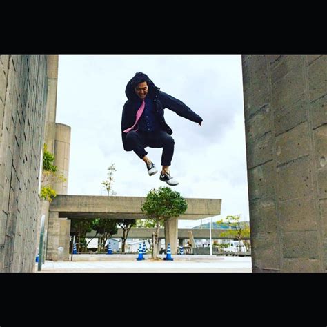 石橋遼大（四千頭身）さんのインスタグラム写真 石橋遼大（四千頭身）instagram「ジャンプシリーズ第4弾 今回は大勢で跳んでます。 1枚目は番外編。 2枚目は全員が跳ぶタイミング