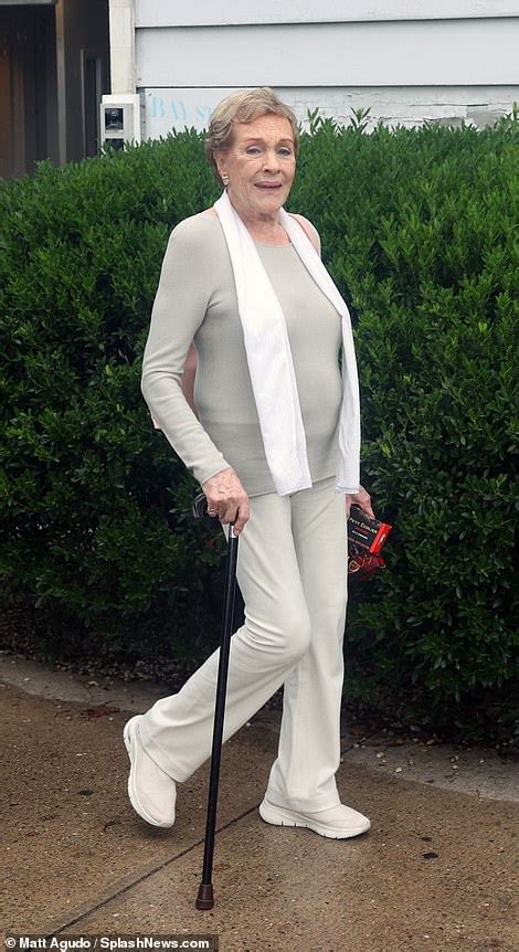 Julie Andrews Age 87 Radiantly Strolls The Hamptons With A Cane