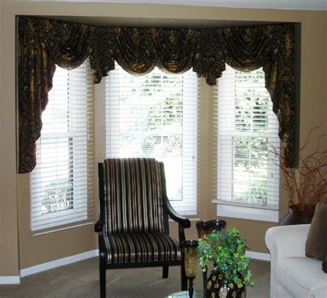 We like more traditional styles and i would like it to look warm and inviting. Swags and jabots in a bay window » Susan's Designs