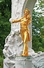 The Statue of Johann Strauss in stadtpark in Vienna, Austria | Pülm Reisen