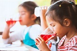 Gruppo di bambini asiatici che bevono acqua succo rosso con ghiaccio da ...