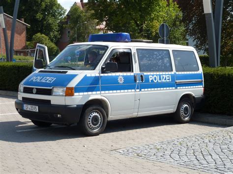 W T4 als Einsatzfahrzeug der Polizei Thüringen steht auf ...
