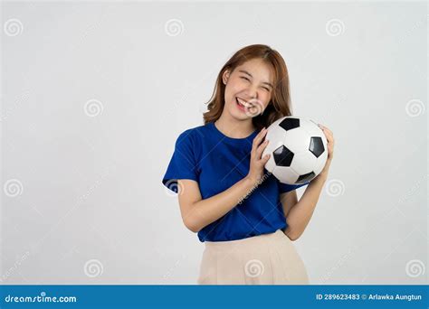 Fan De Football Asiatique Joyeuse Envoyer Du Soutien à Léquipe Préférée Avec Le Ballon De