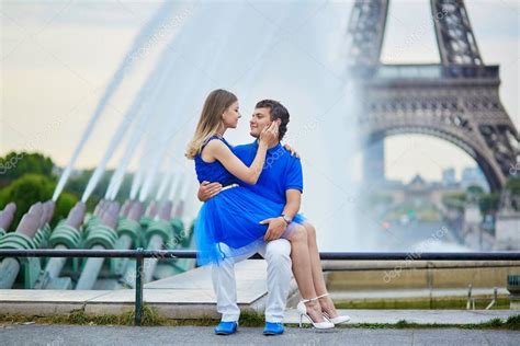 Romantic Dating Couple In Paris — Stock Photo © Encrier 80273842