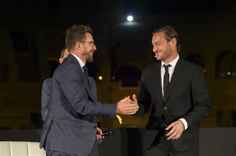 Autobiografia Totti Un Capitano Di Francesco La Sua Forza La Famiglia Deve Capire Ancora