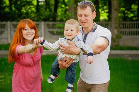 Familia Feliz Imagen De Archivo Imagen De Exterior Hermoso 51337947