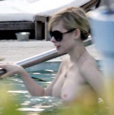 Avril Lavigne Nude Photos Videos