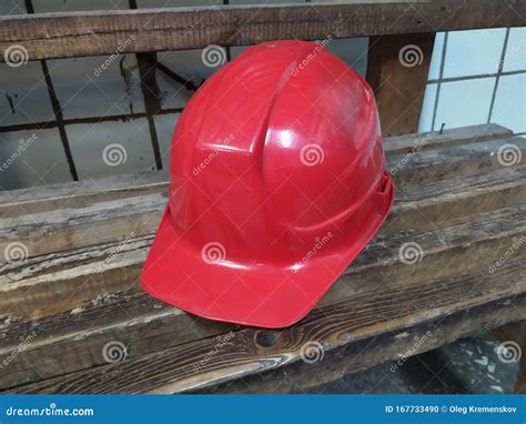 Protective Helmet For Workers In Construction Sites Factories