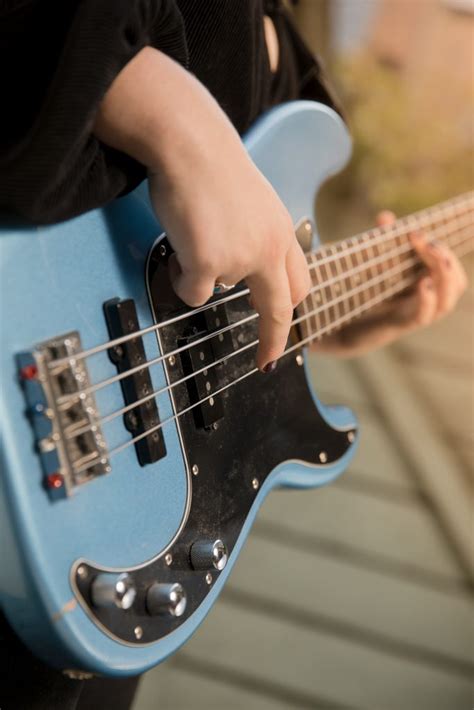 How To Play Bass Guitar Learn Bass In 8 Steps Yousician