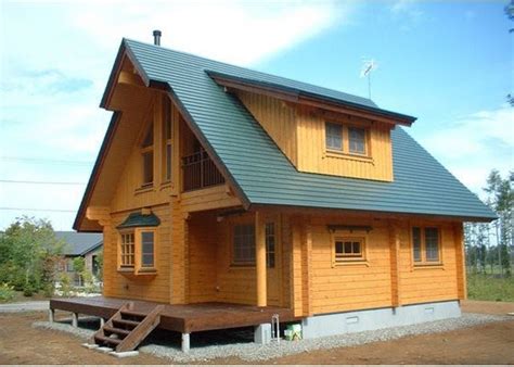 Walau desain rumah kayu ini sederhana, hanya berbentuk balok, berdinding gabungan kayu dan kaca, namun yang spesial dari rumah ini adalah tamannya yang indah. Inspirasi 24+ Desain Rumah Kayu Jepang