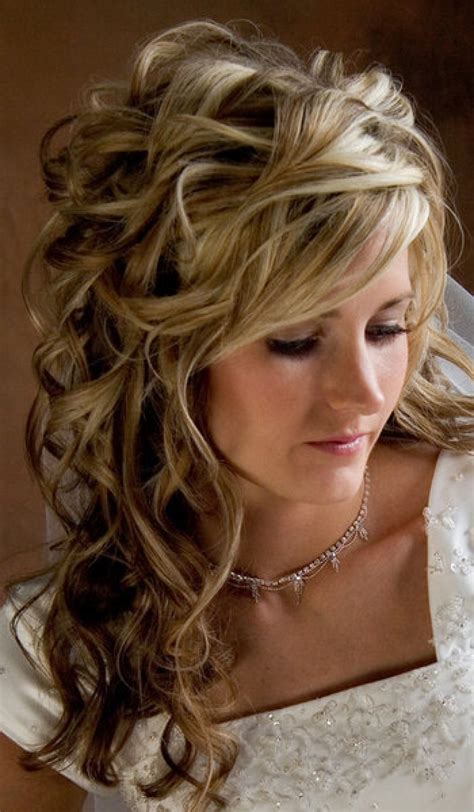 Curly and feminine, this wedding hairstyle is ideal for a variety of hair types. 20 Best Curly Wedding Hairstyles Ideas - The Xerxes