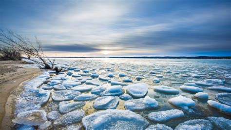 Download 5120x2880 Winter Small Icebergs Frozen Lake Nature 5k