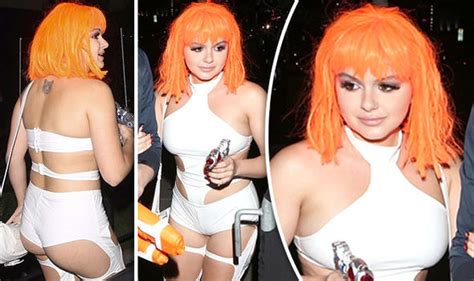 Ariel Winter Suffers Camel Toe And Exposes Peachy Bottom In Fifth