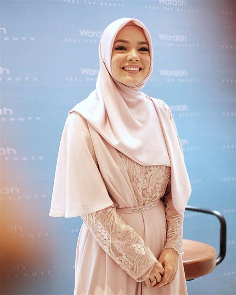 Biografi Sandra Dewi Lukisan