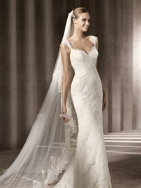 Abito da sposa su misura a sirena, realizzato in tulle e raso con profonda scollatura, contornata da ricami in. Abito da Sposa in Pizzo