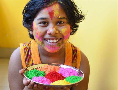 Menina De Sorriso Com Modo Feliz Que Comemora Holi Foto De Stock Imagem De Bonito Cara 143157028