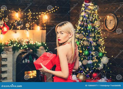 Schoonheid Kerstman Model Meisje Met Cadeaudoos Voor Kerstmis Sensual
