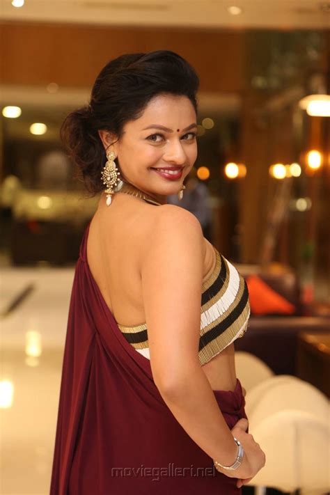actress pooja kumar portfolio photoshoot images hd