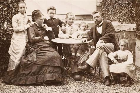 M Et Mme Gustave Eiffel Et Leurs 5 Enfants Dans Leur Jardin De