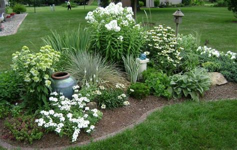 Incredible Flower Bed Design Ideas For Your Small Front Landscaping05