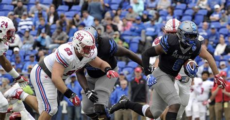 Memphis Wins Sloppy Game To Keep Aac West Title Hopes Alive