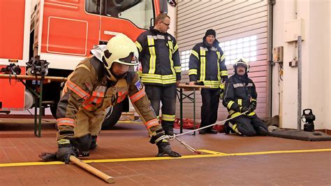 Feuerwehrleute Trainieren F R Den Ernstfall