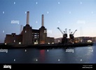 Battersea Power Station betrachtet von der Themse. Nachtzeit. London ...