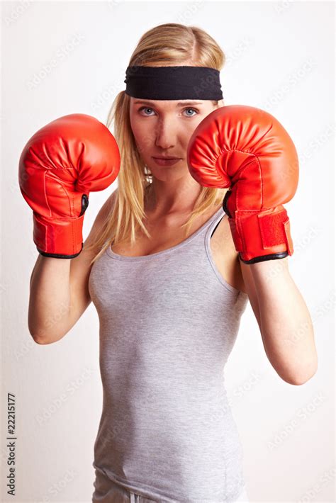 Blonde Boxerin In Kampfstellung Stock Photo Adobe Stock