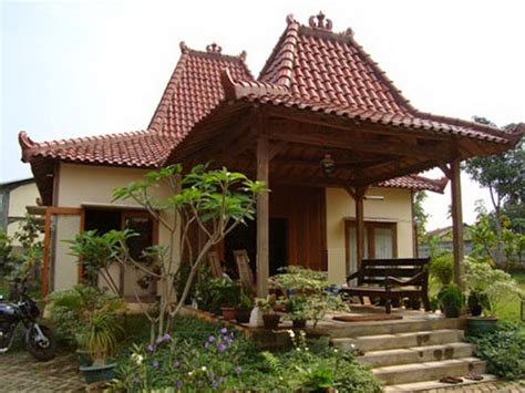 Namun, kini bentuk rumah joglo juga bisa didesain dengan gaya kontemporer namun tidak mengubah atap. Desain Rumah Antik Jawa
