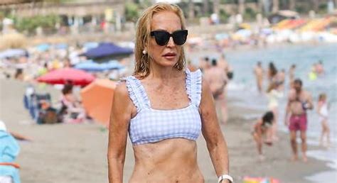 Carmen Lomana presume de tipazo a sus 74 años con un posado desnuda