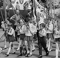 Junge Pioniere laufen mit Wimpeln an der Ehrentribüne anlässlich der 11 ...