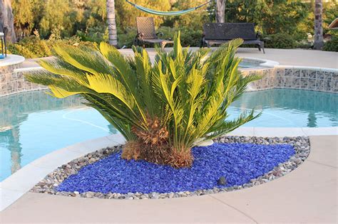 Contact brentwood decorative rock in brentwood, ca to browse our selection of decorative rocks and stones. Glass Landscape Rocks: 5 Garden Designs For Inspiration