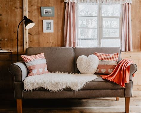 Und er hat ein bequemes sofa und einen doofen labrador, der definitiv denkt, ich sei der beste mensch aller zeiten. bequemes-Sofa-mit-Schafsfell-Griesbachhof-Schwarzwald ...