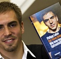 Fussball-Bücher 2011: "Lahms Biografie ist langweilig und ohne Substanz ...