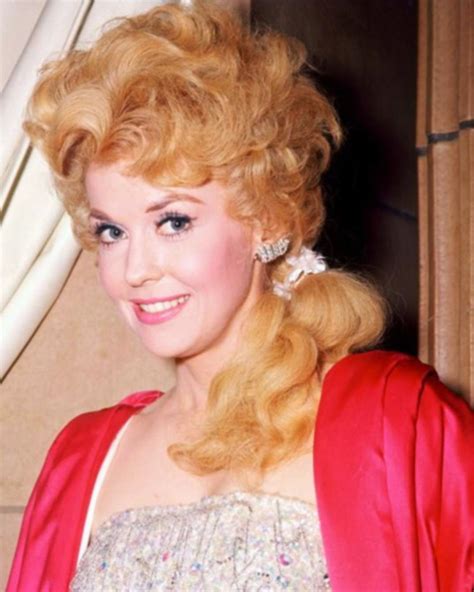 Donna DOUGLAS as Elly May CLAMPETT dans la série T V diffusée sur C B